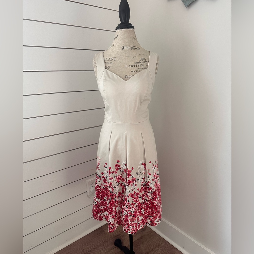 White House Black Market Floral Fit & Flare Dress – Size 8 – Excellent Condition